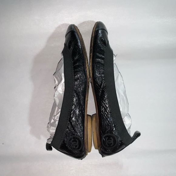 CHANEL size 35 soft crinkled patent leather flats - Picture 13 of 16